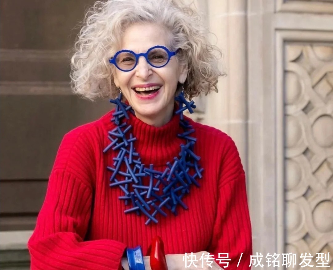 发型 即便头发花白发型也要精致,老年人这样烫头发,时髦利落又显年轻