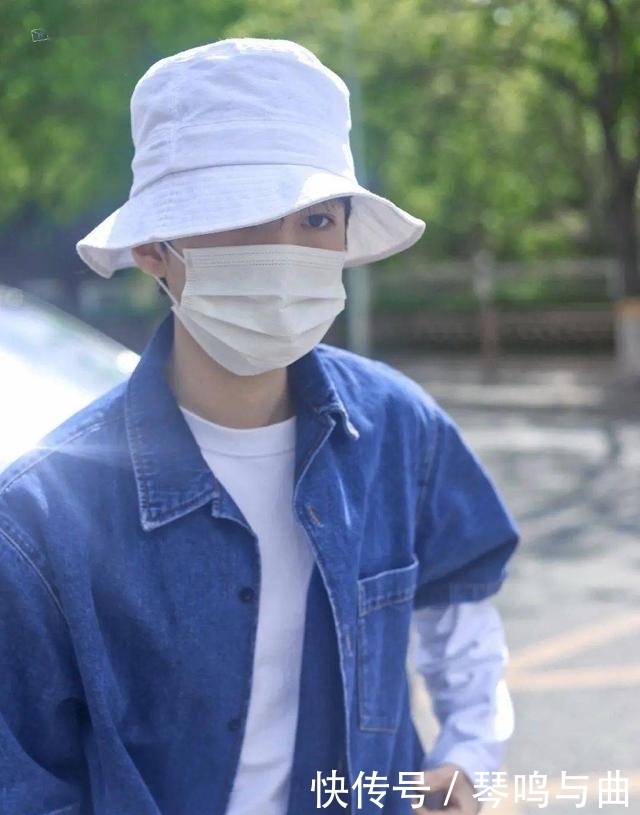 央视五四晚会女生近距离看到王俊凯穿西装连身尖叫,这身材绝了