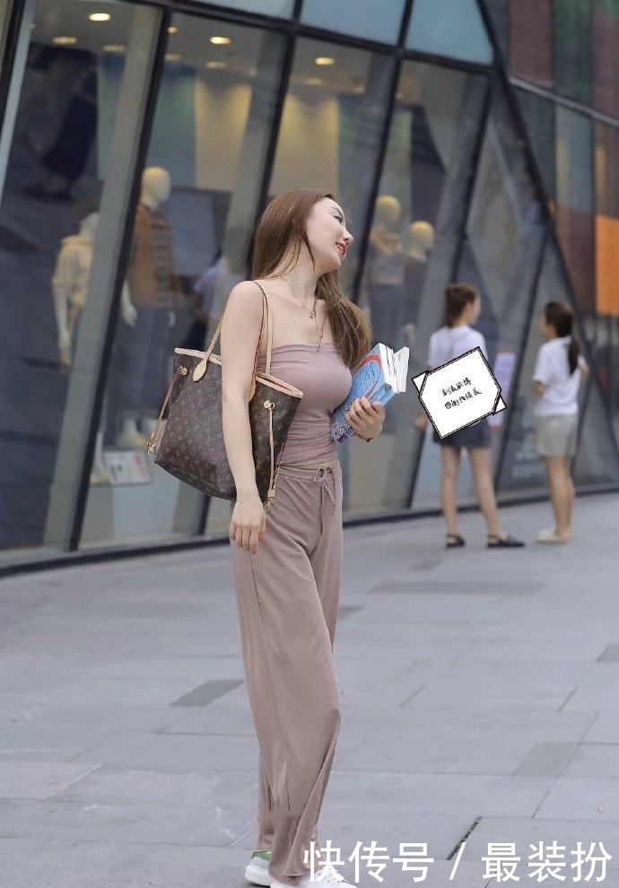 魅力|全身裸色的搭配,显得女人的高贵与魅力,散发出诱人的气质!