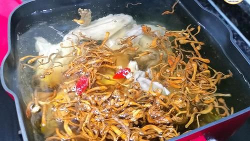 炖鸡汤时，焯水前多加一步，鸡肉更嫩无腥味，鸡汤味更鲜