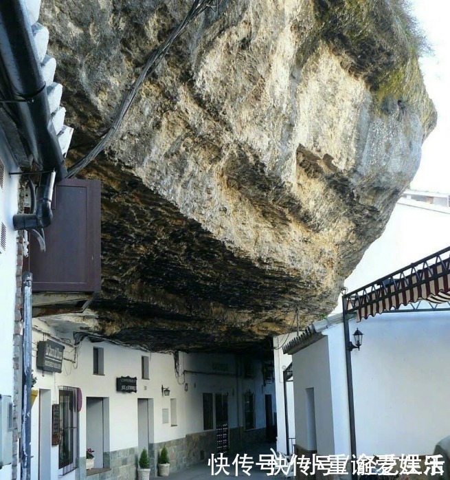 霓旌|这个村庄被巨石压了600年，晴天晒不到太阳，雨天外出不用打伞