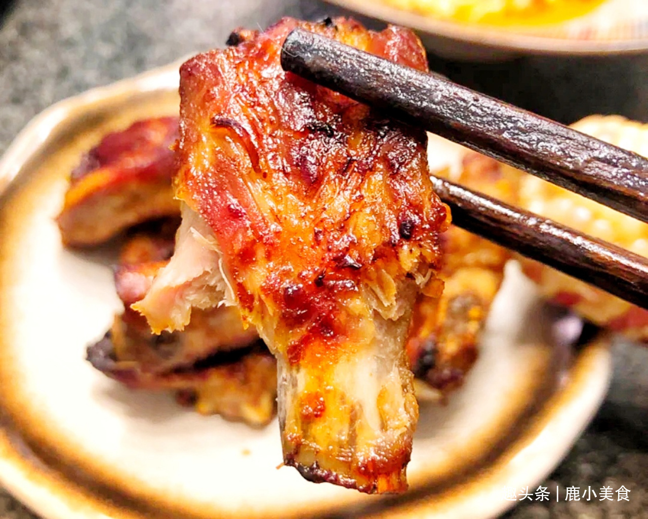 老父亲惯用的蒜香排骨“腌制配方”，外酥里嫩，蒜香十足，真美味