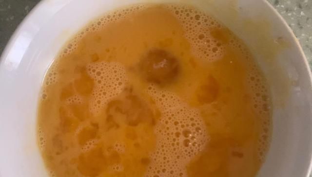 小朋友都爱吃的蛋饺,不用锅就能做,很简单,色泽金黄,又香又嫩