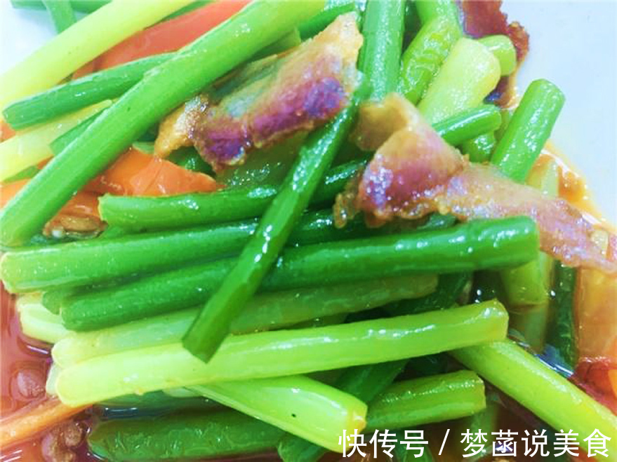 蒜苔直接炒根本不入味,要想炒的香必须加一步骤,才能又香又入味