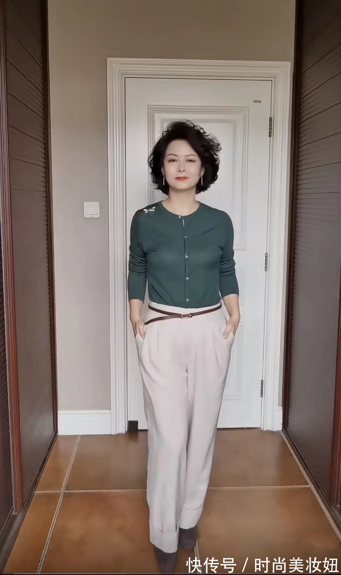 色彩 50岁女人要打扮得高级,分享超实用的3种配色秘诀,每一套都超美