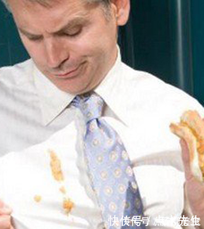 吃饭的时候把油滴到了衣物上了怎么办,下面小方法就可以解决