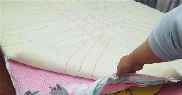 被子总在被罩里“乱跑”别用针缝，教你这个实用小方法，很服帖