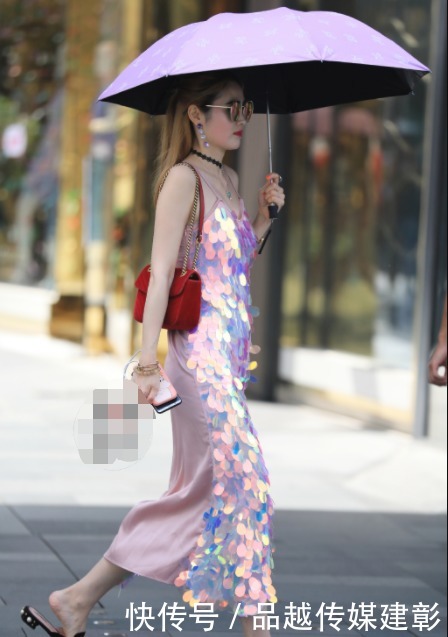 美女|美女这裙子也就能穿一次吧,根本没法洗!