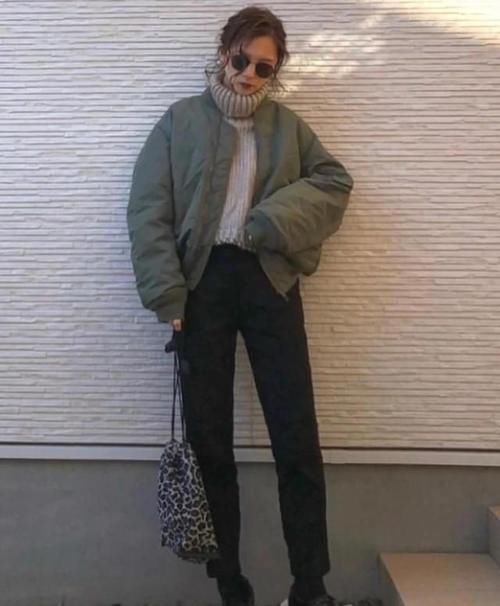 h版型|小个子博主真会穿，短外套配牛仔裤显高又显瘦，太会穿了