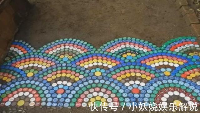 院子刚打完水泥,把攒了2麻袋的瓶盖一个一个嵌入地面,漂亮防滑