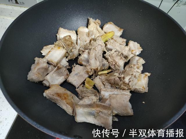 腥味|煮排骨汤时,记住“2不放2窍门”,肉质软烂脱骨,汤鲜无腥味