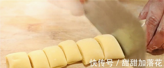 一碗面粉加一个鸡蛋居然这么好吃,不用蒸不用炸,出锅我流口水了!