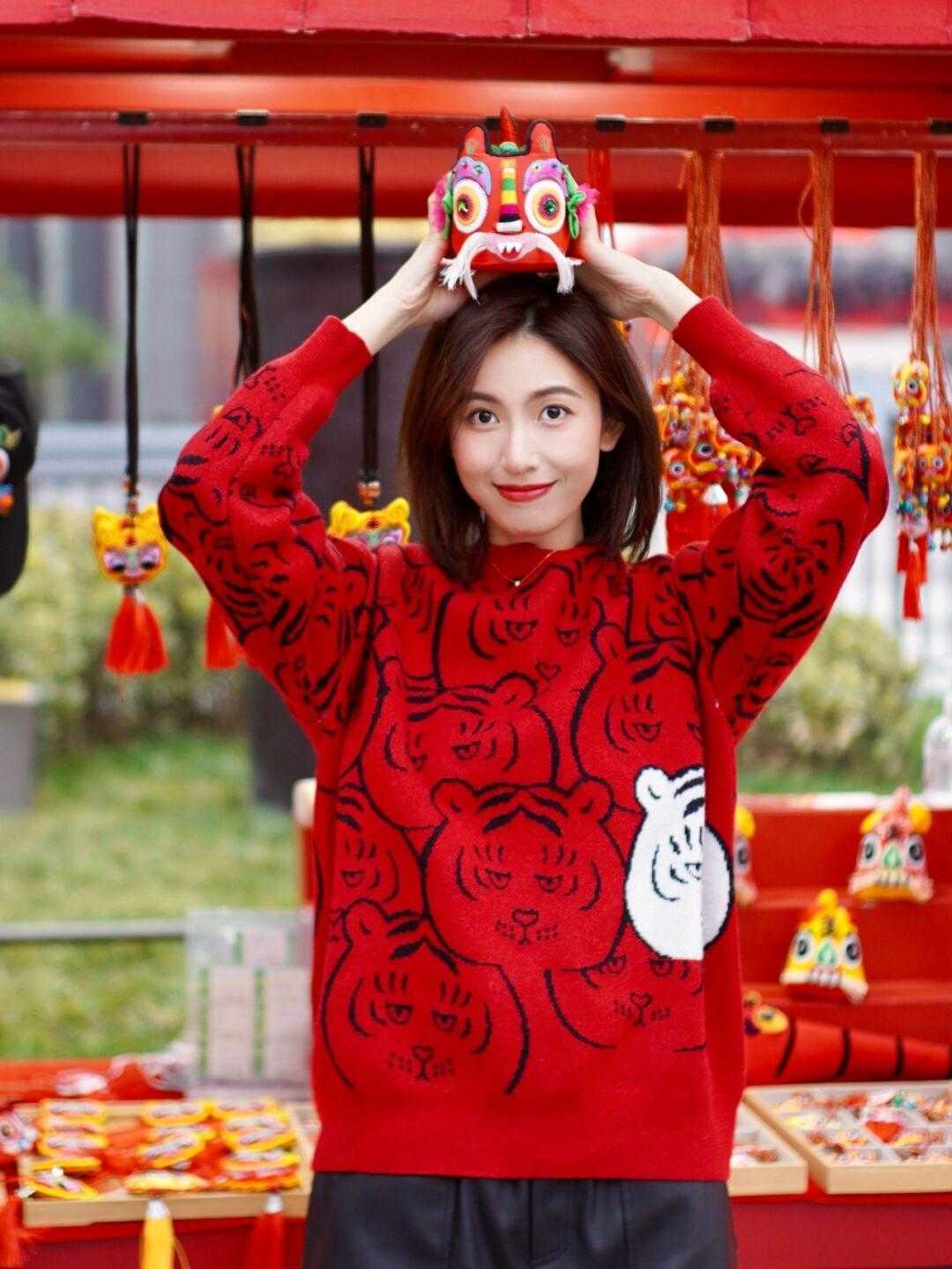 小老虎|冬天穿衣一定要有氛围感!选择这几款“小老虎”单品,可爱又减龄