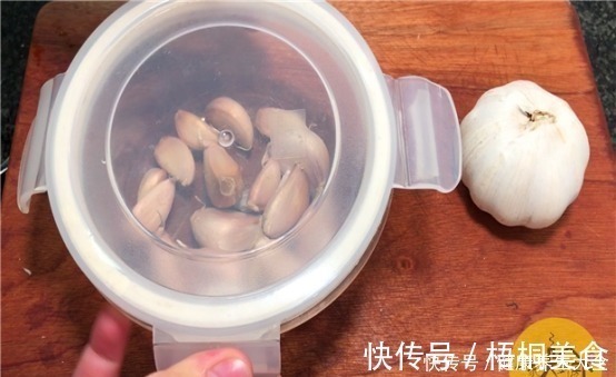 剥大蒜时,只要碰一碰这个部位,蒜皮马上完全脱落,太实用了!