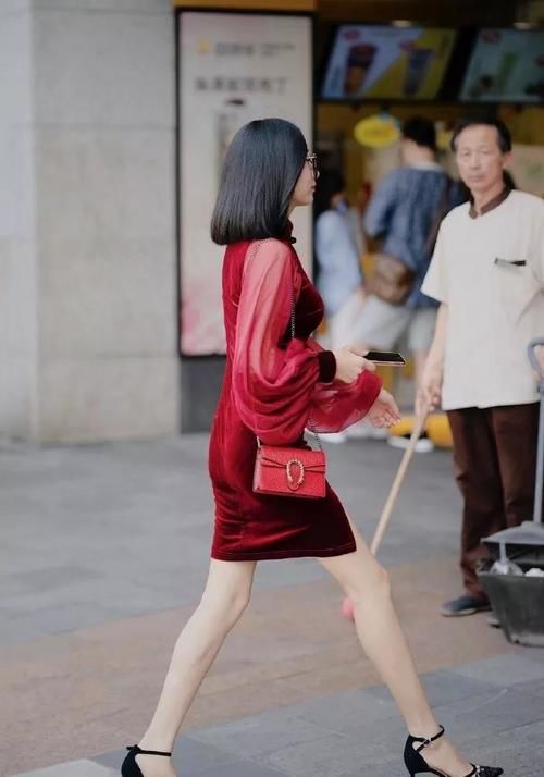 一字带 美女脚上踩着一双一字带的高跟鞋，让整体的搭配显得更加的有质感