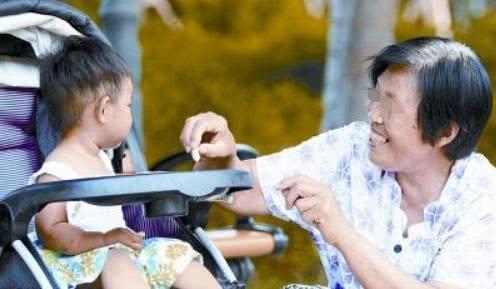 宝妈|孩子“回村”前后的对比照火了,不顾形象的样子,实在太萌了