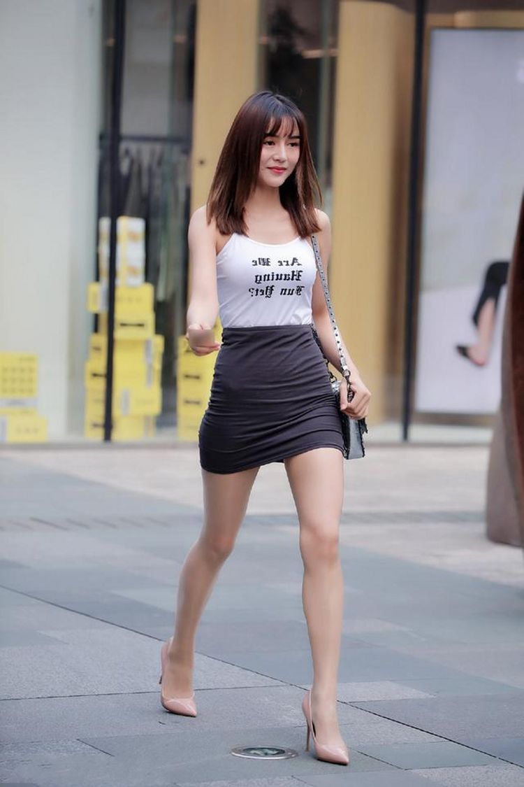 美女|美女街拍：短款吊带衫搭破洞牛仔裤，彰显品味，个性十足
