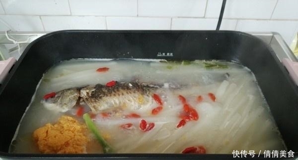 无论煮什么鱼，直接下锅大错特错，少了这1步，鱼汤不鲜，腥味浓