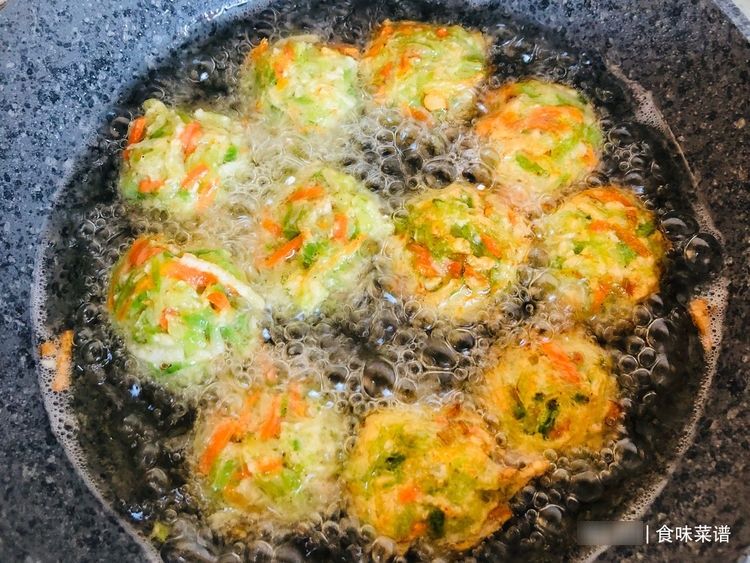 炸丸子，用淀粉还是面粉？教你正确做法，丸子酥香不回软，太香了