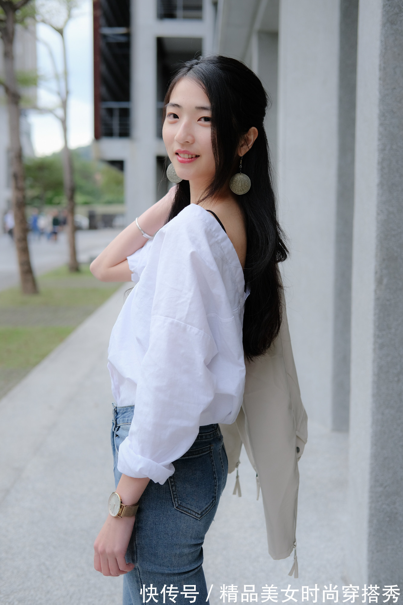 牛仔|白色衬衫下搭一条牛仔紧身裤,脚上一双小白鞋,舒适又休闲