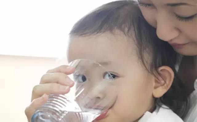 睡眠质量|给娃喂水有学问，孩子在这4个时间段喝水最佳，不要等到渴而掘井