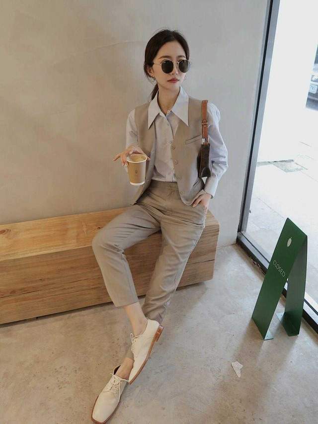 马甲|毛衣马甲背心穿搭指南,泡泡袖衬衫+牛仔裤,怎么看都显得很洋气