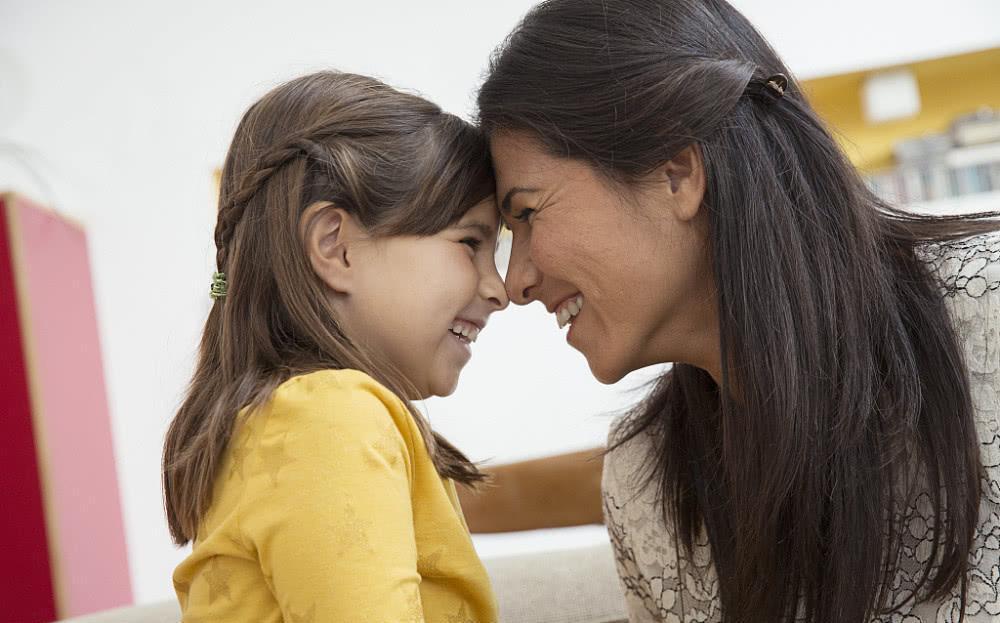 头发|两个情绪失控的妈妈,当街教育孩子让娃很受伤,网友:童年阴影