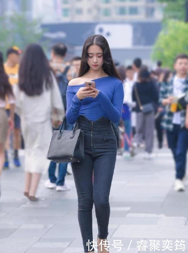紧身|紧身高腰牛仔裤搭配斜肩T恤，端庄大气，简约潇洒气场十足