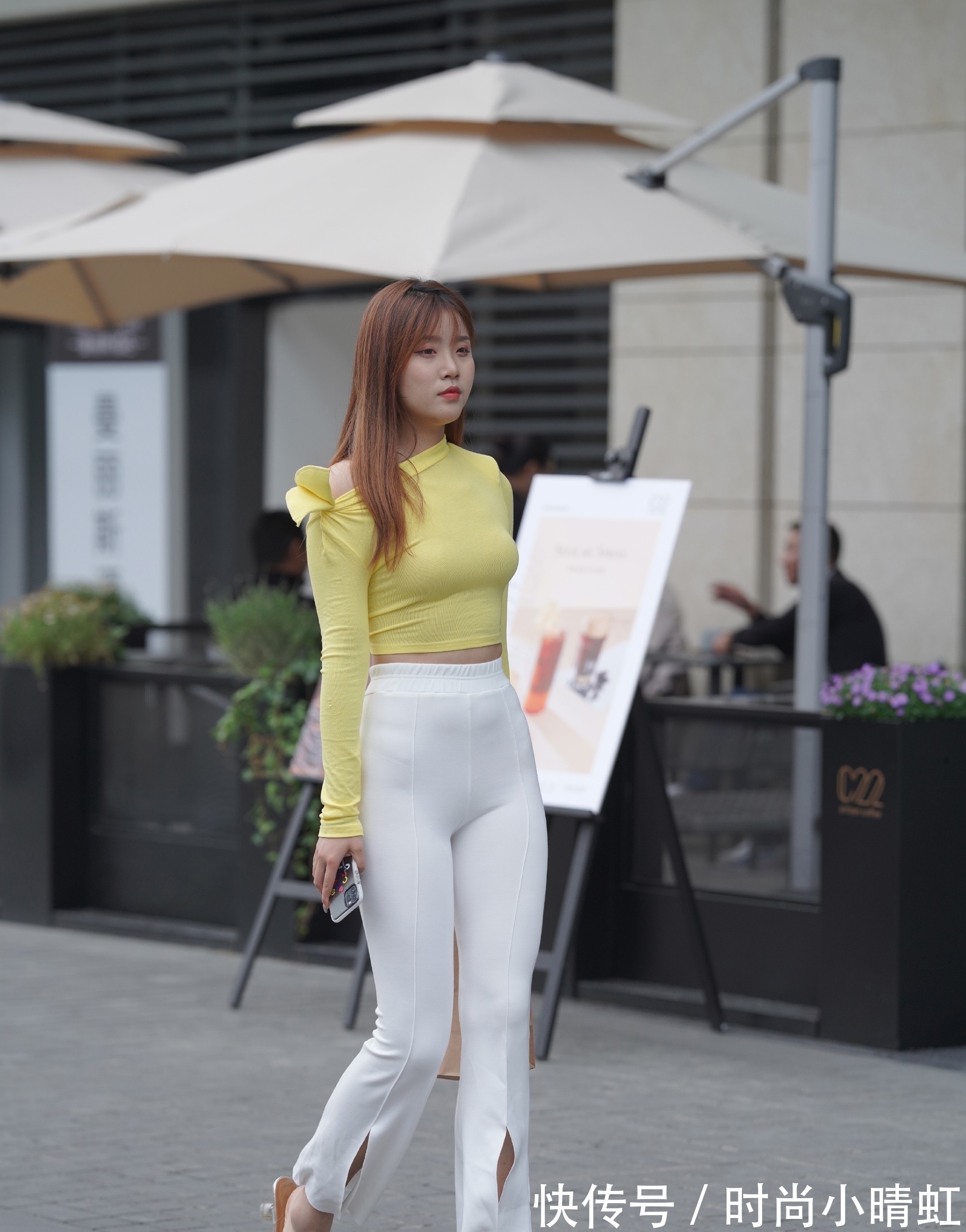 时尚 黄色时尚露肩上衣,搭配白色喇叭裤,干练有型,不失典雅气息