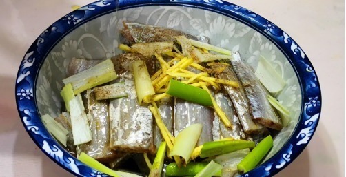 炸带鱼时,万万不可直接下锅炸,多加1步,带鱼不腥不腻又酥脆