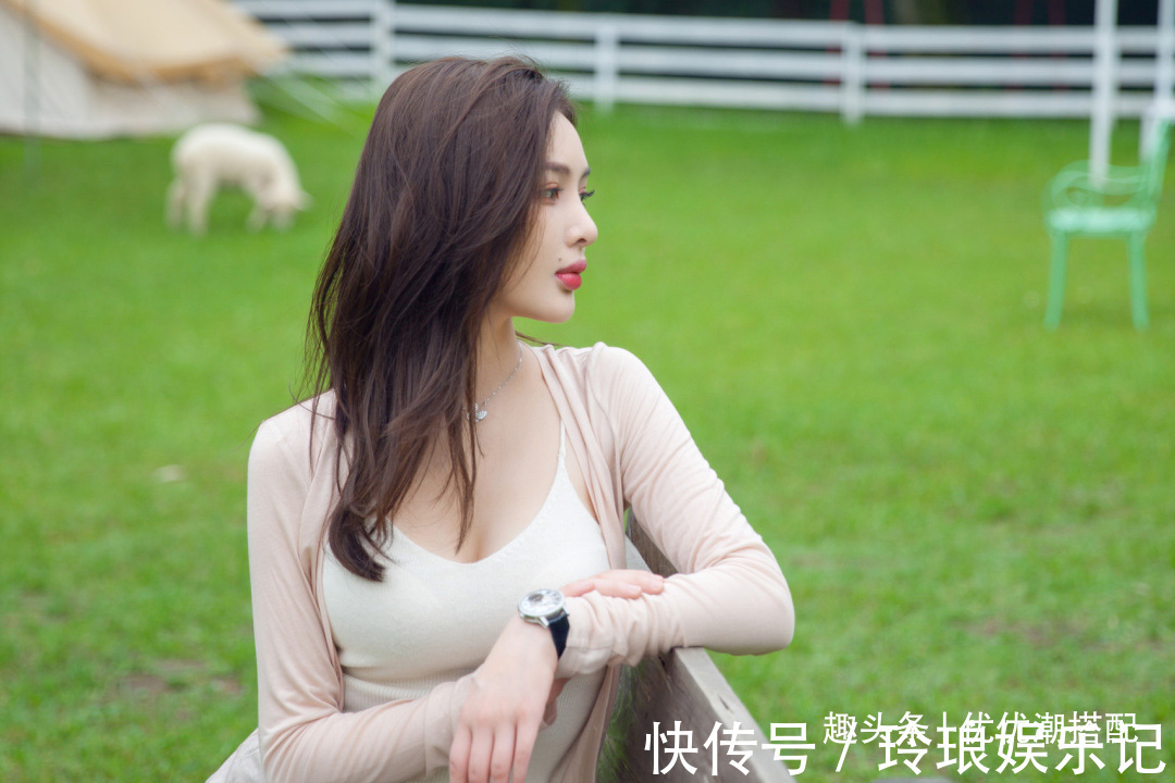百搭|初夏“吊带衫”这样穿才真美!外搭针织衫实用又百搭,吸睛好养眼