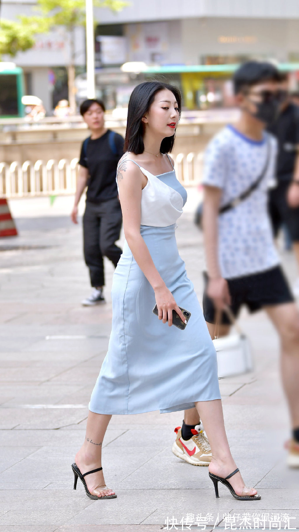 服饰 想要美的时尚又显个性,那么选择一款洋气的服饰是最好的搭配