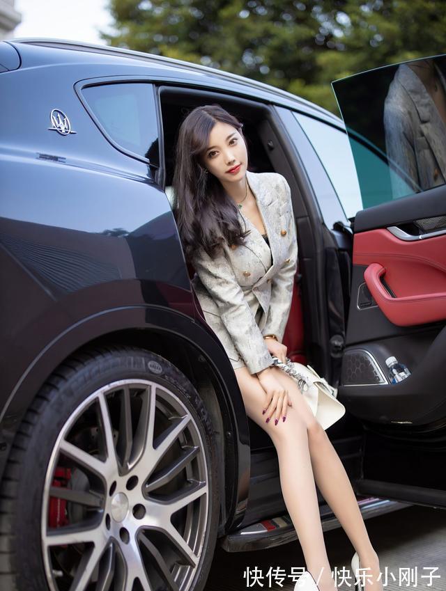 时尚 银色西装套装,穿在身上舒服自然,展现优雅时尚气质