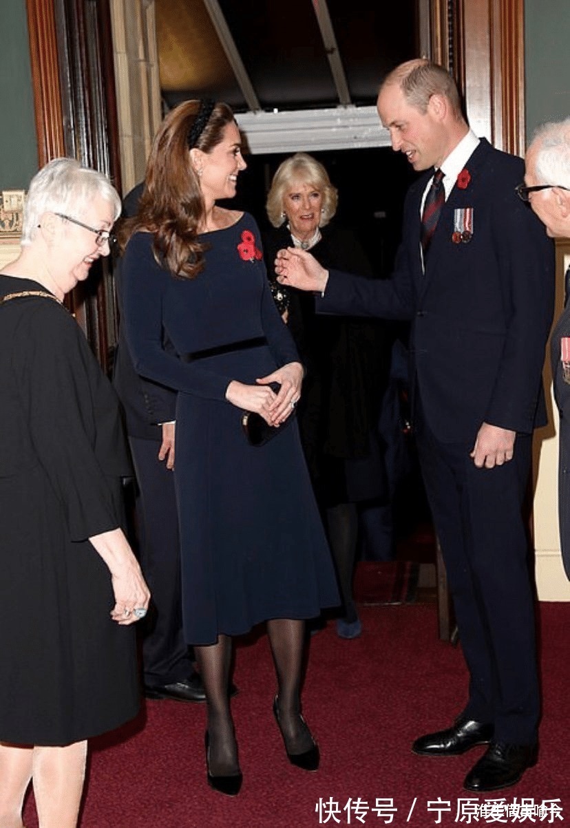 凯特 莱后和凯特同穿蓝色印花裙一个裙子太松垮显胖,另一个活泼娇媚