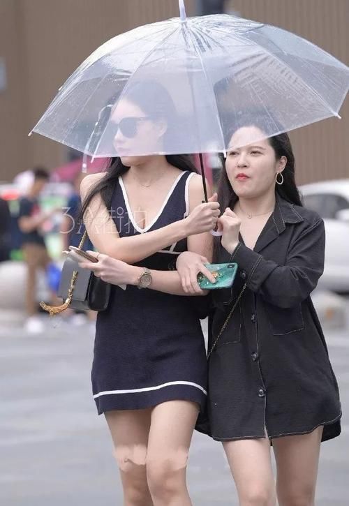 路人街拍既没下雨又不防晒的透明伞，美女身材抢眼心思难猜啊