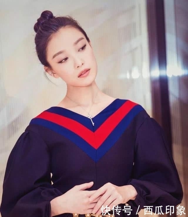 奔三的女人别总披头散发脸上有这4个特征,扎发更有女神魅力