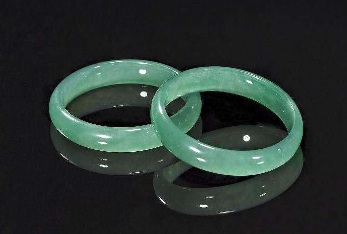 20年前用手镯换一壶,结果手镯拍了860万,夫妻鉴定后情绪不稳