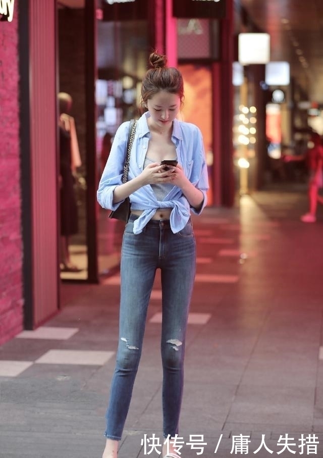 街拍:穿紧身牛仔裤的小姐姐,时尚靓丽,一双美腿吸人眼球!