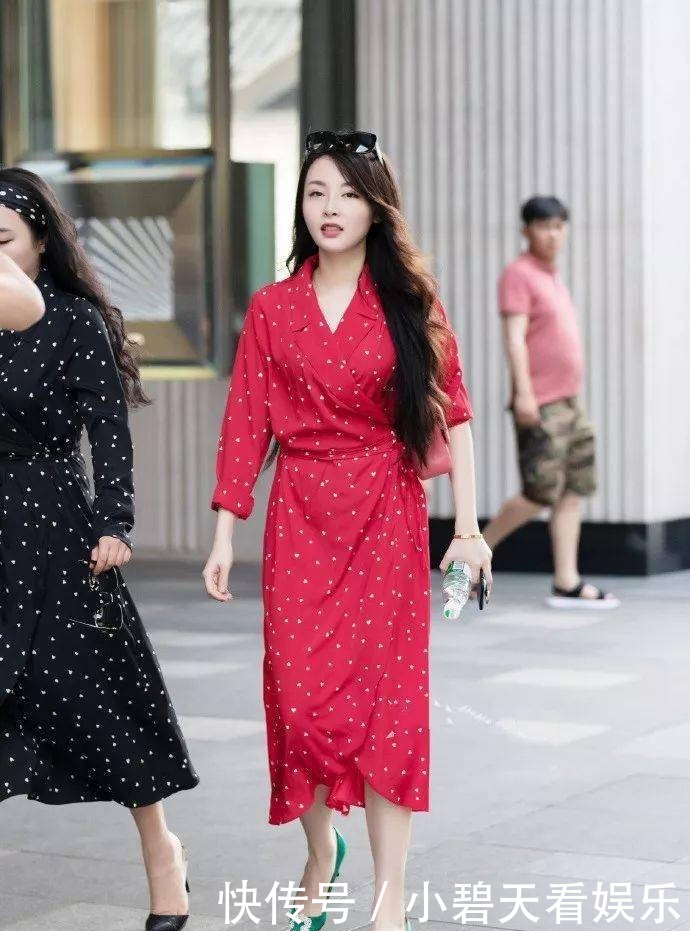 红色的连衣|美女短裙搭配一双小高跟鞋,平时出街彰显魅力