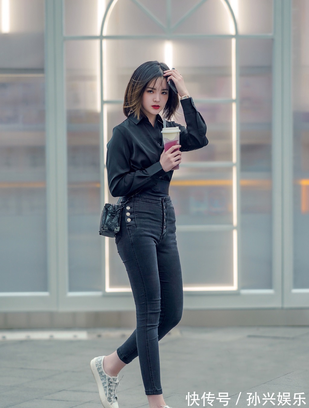 帅气 气质好的女生就是任性,穿衬衫搭配牛仔裤,让造型帅气又靓丽