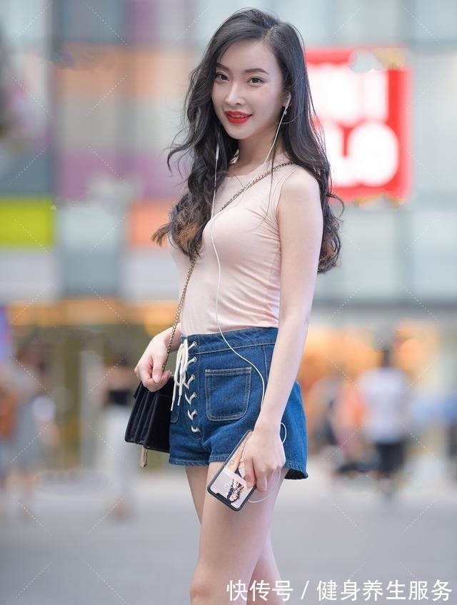 穿搭 粉色圆领背心搭配蓝色热裤,随着天气的变化,服饰也变得简约起来!