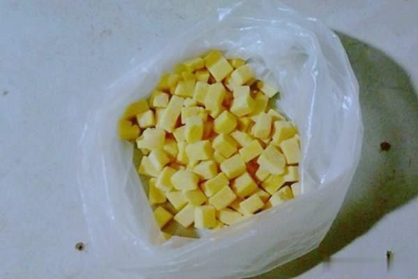 搅拌均匀|三伏天钓鲤鱼,几款让鲤鱼疯狂的自制饵料,上钩全是大鲤鱼