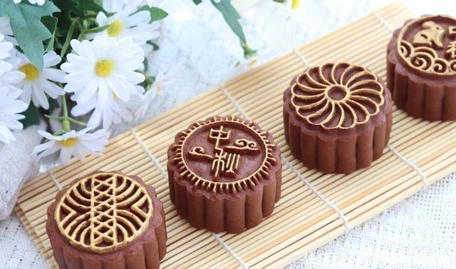  好看|网红黑金月饼的详细做法，好看又好吃，步骤详细包你会