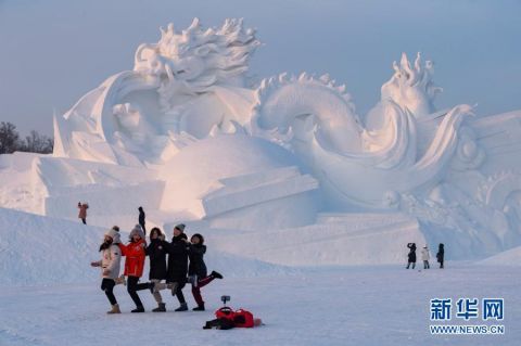 走进“雪雕博物馆” 畅享冬日“雪趣”