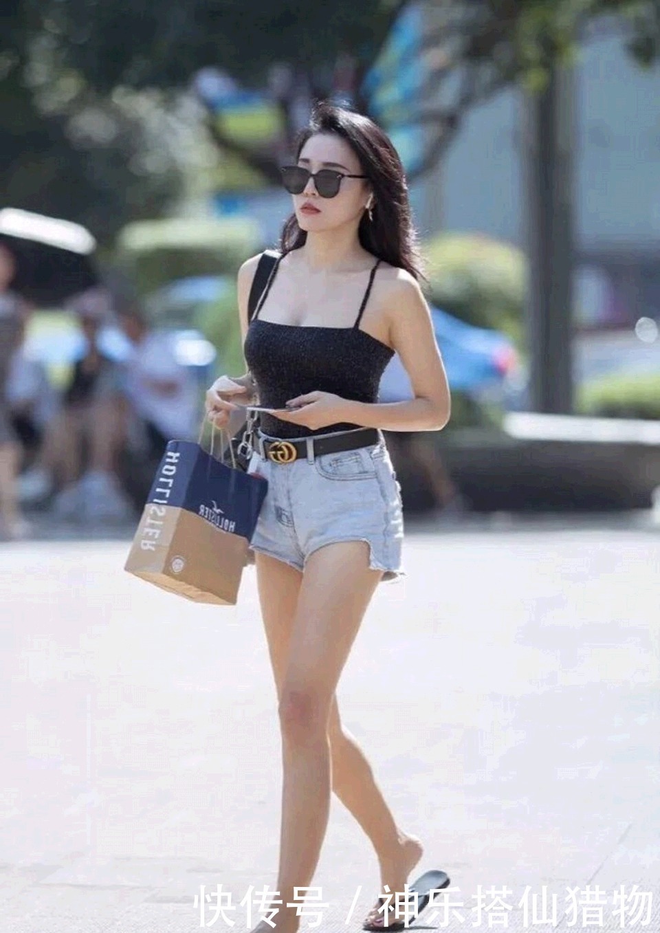 路人街拍,美女穿一件低领的包臀连衣裙,尽显好身材