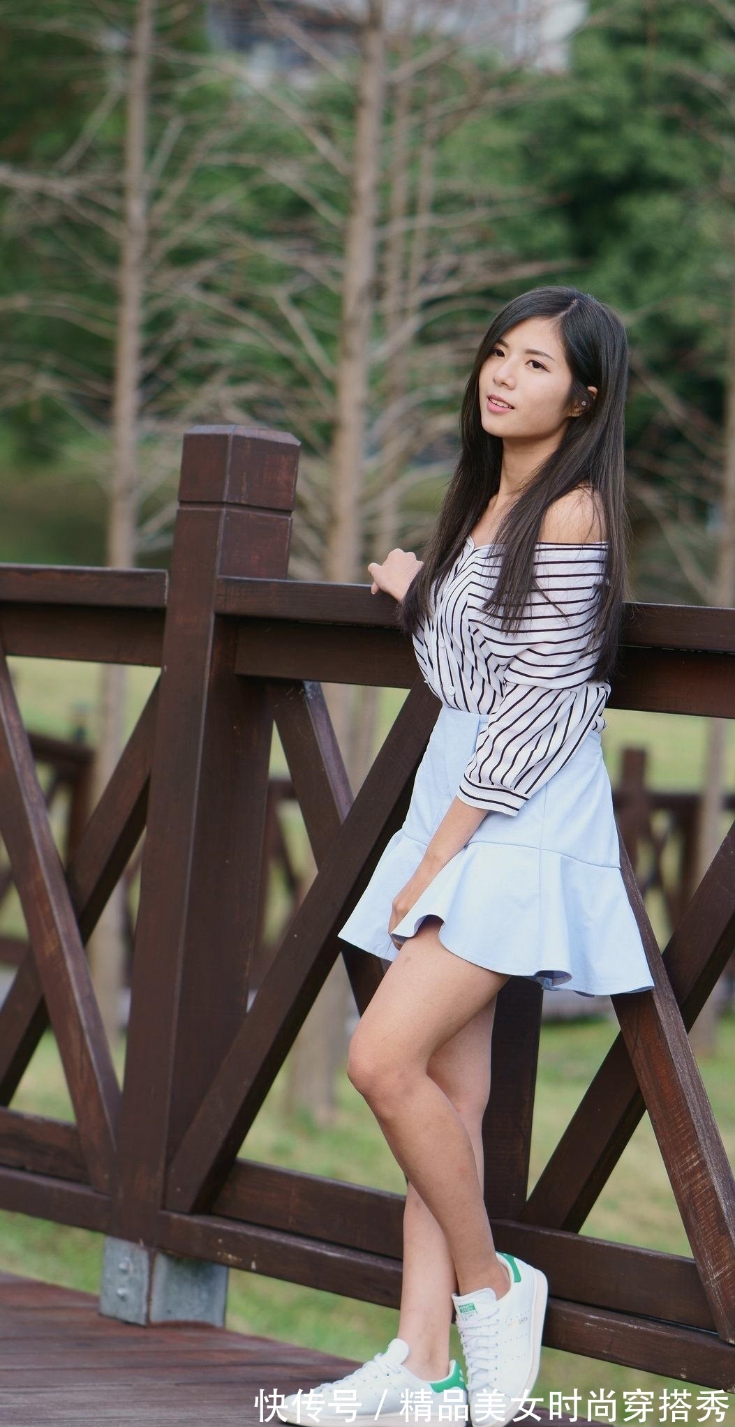 版型|条纹衬衫简约又不失优雅的版型搭配蓝色的短裙,优雅范十足