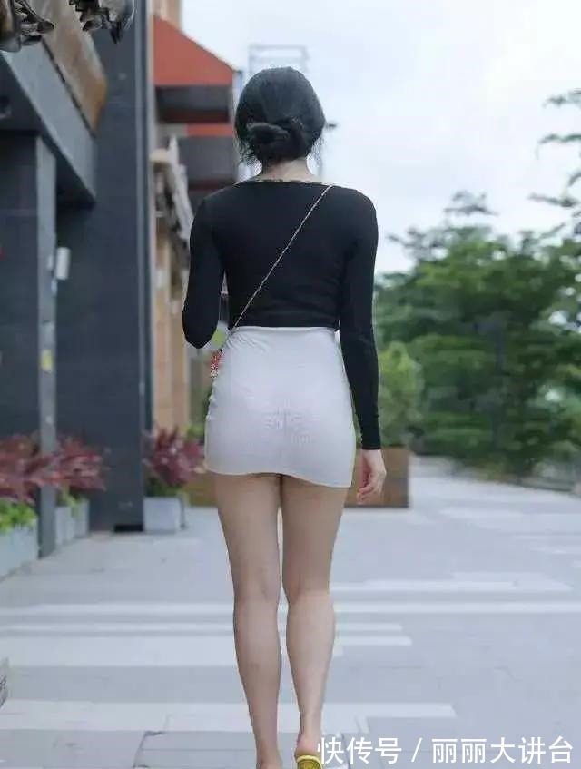 黑白 身高175厘米,简单的黑白搭配就有一种女神御姐的韵味,气质好!