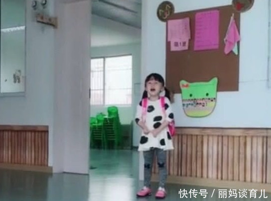 4岁妹妹在幼儿园等哥哥来接,哥哥来迟了,妹妹的反应好萌