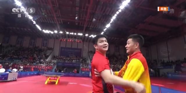 挺举|挺举失败！樊振东夺冠教练尝试抱起他庆祝，似乎抱起又没完全抱起来