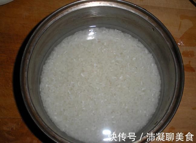煮米饭时，别只知道放清水！再加这两样，米饭又香又软，颗颗饱满